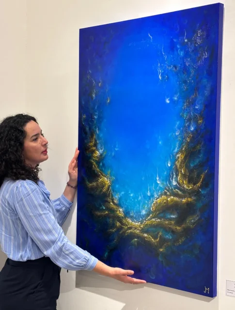 Juliana Moura is a self-taught Italian-Brazilian artist that lives and works in Sorrento (Naples), Italy. Since the age of 11, she has studied drawing, oil painting, and various techniques. The turning point in her artistic identity occurred in 2022, when she immersed herself deeply in abstraction and the use of mixed media (texture paste, acrylics, oils). Her professional experience in the pharmaceutical sector has enriched her creative process with reflections on the body (matter), existence (the human psyche and spirit), and transcendence (the Divine), themes that inform her visual poetics. Since 2023, she has frequently participated in group exhibitions and held solo shows in Sorrento. In 2025, she won second prize for abstract painting at the VI Salerno Biennial of Contemporary Art with the work “Ricercarsi”, which was included in the BACS2025 catalog. Since 2026, promotes the Workshop of Textural Abstract Art - “Art for Everyone” Project. #artgallery #underthearch #julianamoura