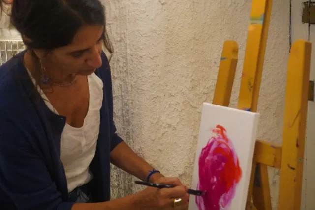 Virginia Corda (Buenos Aires, 1967) is a visual artist, painting professor, university lecturer, and art therapist. Her work explores personal mark-making, concept, and poetic gesture. Landscape is always present as a place of internal manifestation. She works with painting, drawing, intervened objects, embroidery, and textile expressions of her personal world.
She investigates the shifting of the gaze and what is not visible at first glance, using different media such as painting, drawing, textile art, photography, video, graphic art, objects, installations, and performance.
Since 2006, she has been part of various art groups and collective urban intervention projects in Argentina, Spain, and Brazil. She has also participated in the MOC (Museum of Contemporary Object) project and the RIO MEMORIA collective.
The “Mundos” series, created in acrylic on paper, explores materiality through colour and the sphere as a primary image. The combination of form and colour generates spatial interactions that construct visual worlds, while drawing within painting creates a sense of pause. The same designs were transformed into limited-edition scarf prints, preserving the gestural quality, colour, and spirit of the work.
#underthearch #artgallery #virginiacorda