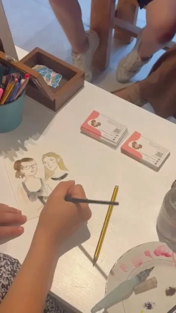 The live painting experience with @alesh_art was truly special. So many portraits, so many smiles captured in Alesh Art’s beautiful drawings.
Thank you for sharing this emotion with us and being part of it.
#livepainting #artgallery #underthearch